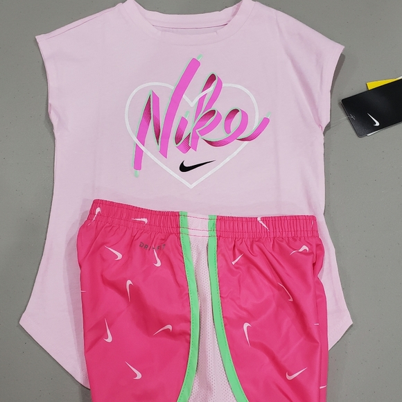 🆕️💘 Nike tee & shorts - Picture 2 of 4